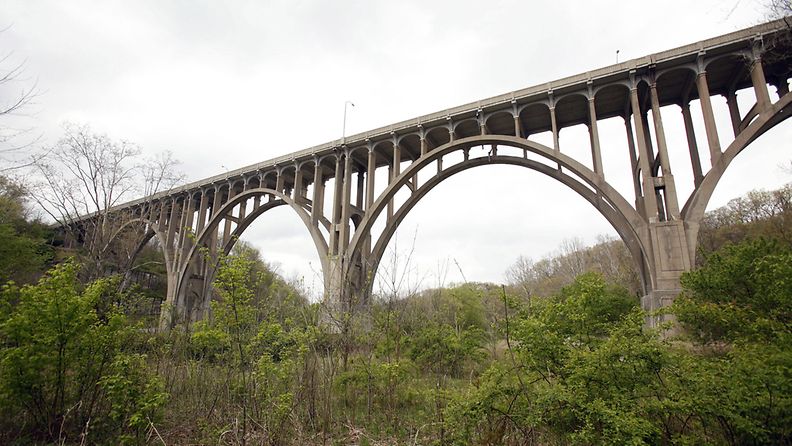 Viiden hengen ryhmä suunnitteli räjäyttävänsä Brecksville-Northfieldin sillan Ohiossa Yhdysvalloissa. Miehet jäivät kiinni FBI:n peiteoperaatiossa.