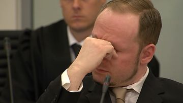 Breivik liikuttui oikeudenistonnossa.