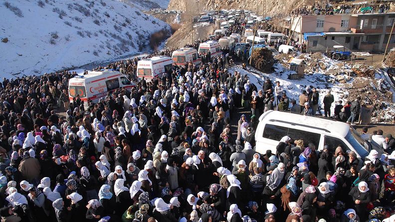 Kaakkois-Turkissa Ortasu-kylän asukkaat odottavat, että he voivat vastaanottaa Turkin keskiviikko-iltana tekemässä ilmaiskussa surmansa saaneiden ruumiit.