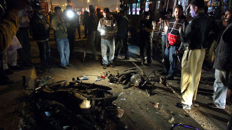 Viranomaiset tutkivat räjähdysaluetta Karachissa 1.1.2013.