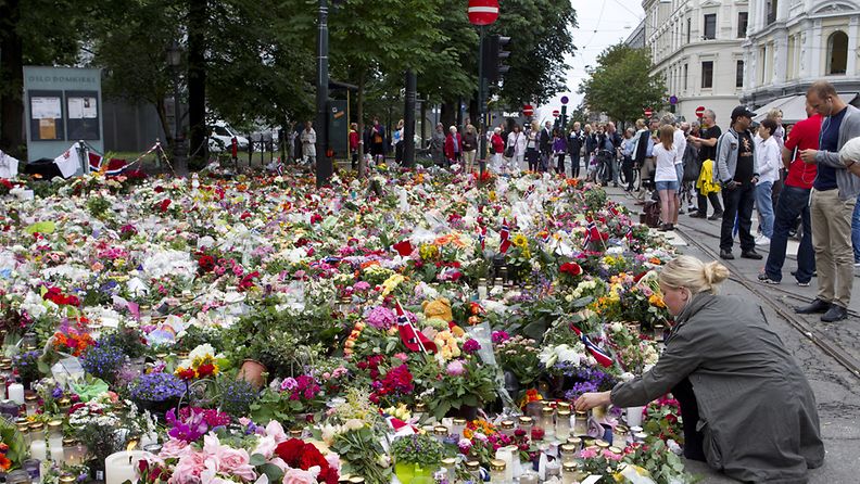 Norjalaiset ovat tuoneet kukkia pommi-iskun ja Utöyan uhrien muistoksi Oslon keskustaan.