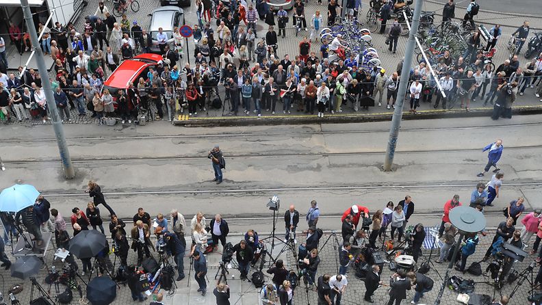 Lehdistön edustajat ja tavallisia kansalaiset odottavat joukkosurmista syytettyä  Anders Behring Breivikiä oikeustalon edessä 25.7.2011.
