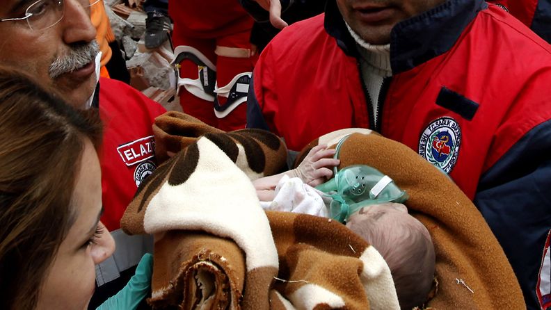 Turkin maanjäristyksen raunioista löytyi elossa noin kaksi viikkoa vanha Azra-vauva.