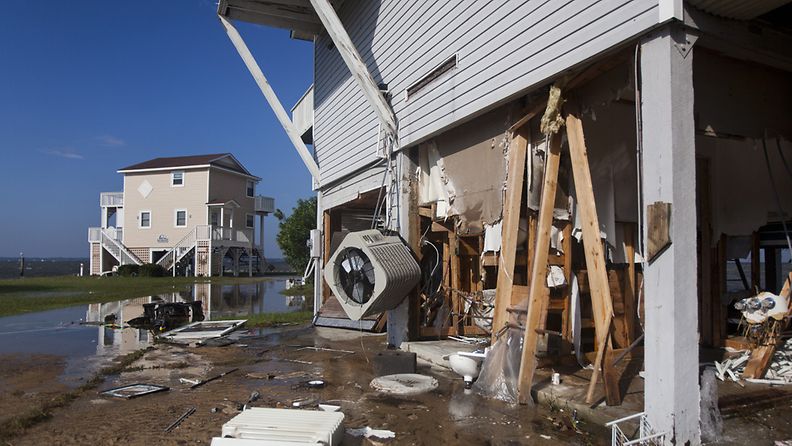 Hurrikaani Irenen aiheuttamia tuhoja Kitty Hawkin kaupungissa Pohjois-Carolinassa. (EPA)
