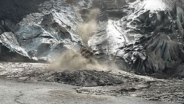 Rannikkovartioston ottama kuva purkautuvasta Eyjafjallajokull-tulivuoresta Islannissa. Kuva: EPA/ICELANDIC COAST GUARD