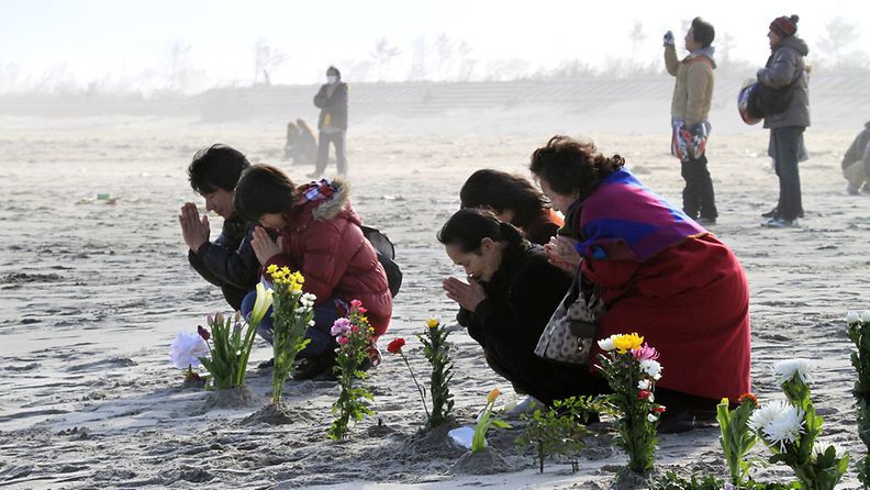 Japanissa muistetaan tänään tuhansia maanjäristyksen ja tsunamin uhreja.
