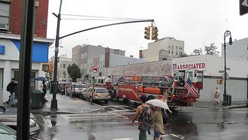 New Yorkin poliist kuuluttavat ympäri kaupunkia ohjeita, pelastuskalusto on liikenteessä.