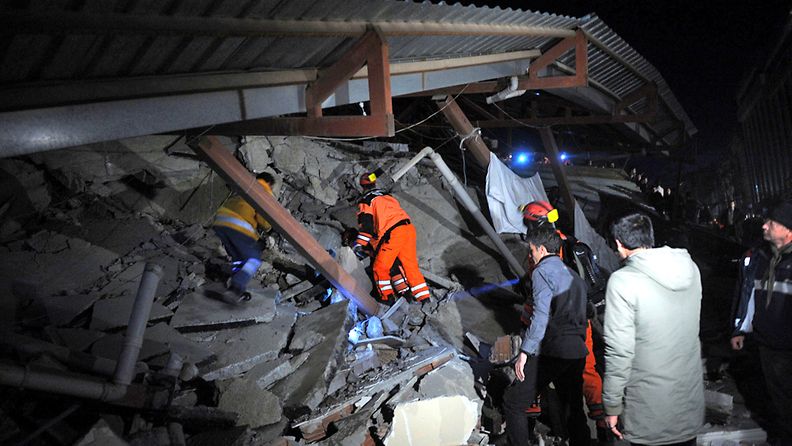 Eloonjääneitä etsitään maanjäristyksessä romahtaneen hotellin raunioista Vanissa, Turkissa.