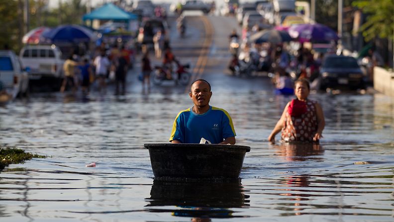 Asukkaita tulvavesien keskellä Bangkokissa 29. lokakuuta.