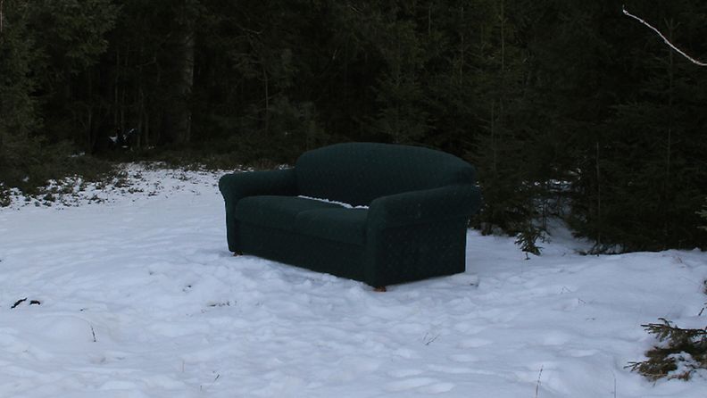 Pitkänkarin metsään Raahen takarantaan hylätty sohva