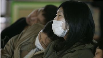 Japanilaiset odottelevat lentoa pois Akitasta 14.3.2011 Kuva: EPA