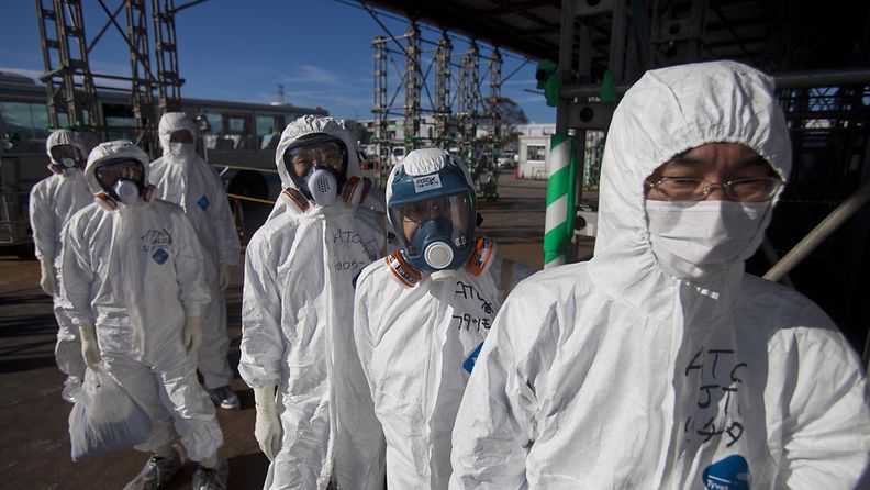 Fukushima Dai-ichi-ydinvoimalan työntekijöitä 12. lokakuuta 2011.