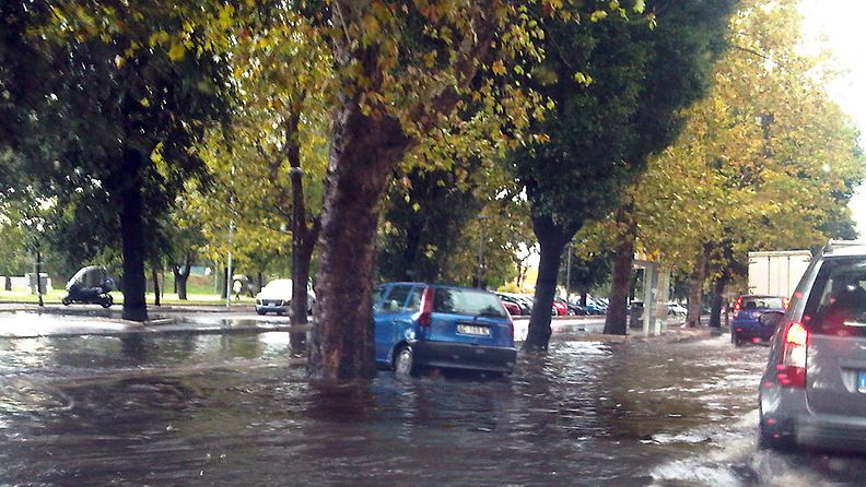 Roomassa tiet täyttyivät tulvien tuomasta vedestä 25. lokakuuta.