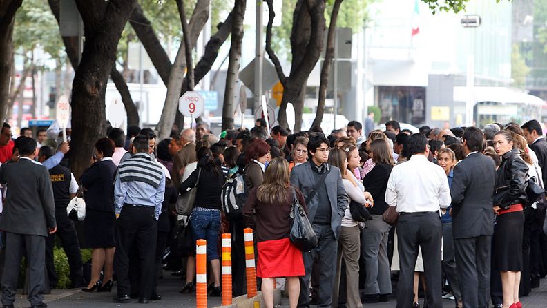 Ihmiset pakenivat kaduille Meksikon pääkaupungissa Mexico Cityssa, kun maa järisi.