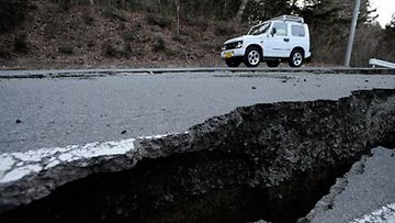 Maanjäristys repi Japanin maanteitä. Kuva Fukushiman maakunnasta 12.3.2011. (EPA) 