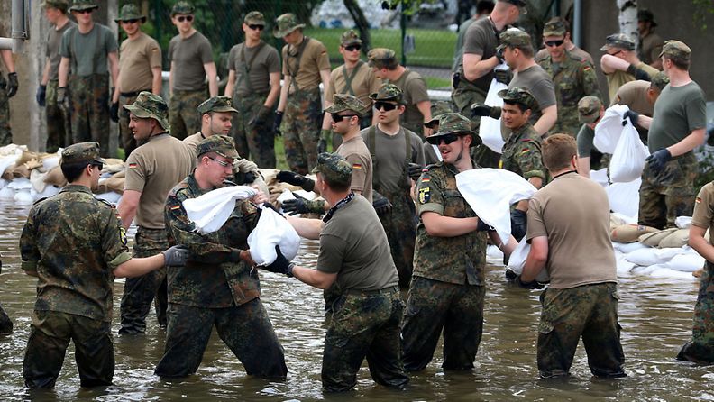 Saksan armeijan sotilaat rakensivat hiekkasäkeistä tulvavalleja sunnuntaina 9. kesäkuuta 2013.