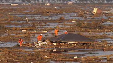 Avustus- ja etsintäjoukot jatkavat työtään pahasti kärsineessä Miyagin maakunnassa 13.3.2011. Kuva: EPA