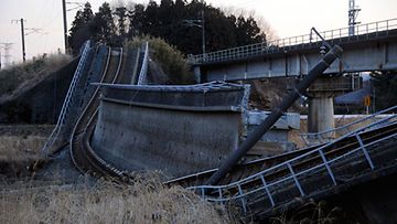 Japanin rautatieverkosto on kärsinyt pahasti maanjäristyksestä ja tsunamista. Kuva: EPA