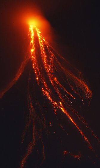 Mayon-tulivuori sylkee laavaa ja tuhkaa Filippiineillä 21.12.2009. (EPA)