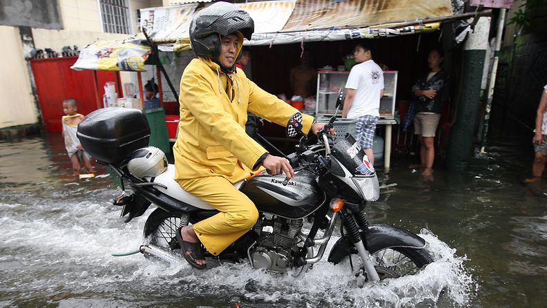 Kiivaat monsuunisateet ovat pakottaneet ainakin 20 000 ihmistä jättämään kotinsa Filippiineillä. 