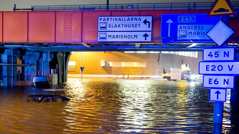 Myrsky on piinannut myös Ruotsia. Göteborgissa useita autoja jäi tulvaveden alle 9. joulukuuta 2011.