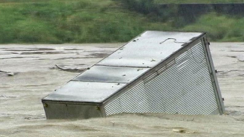 Taifuuni Roken aiheuttamat rankkasateet ovat saaneet joen tulvimaan Nagoyassa. 