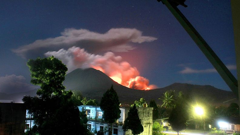Lokon-vuori syöksee ilmaan tuhkaa ja laavaa 15.7.2011.    