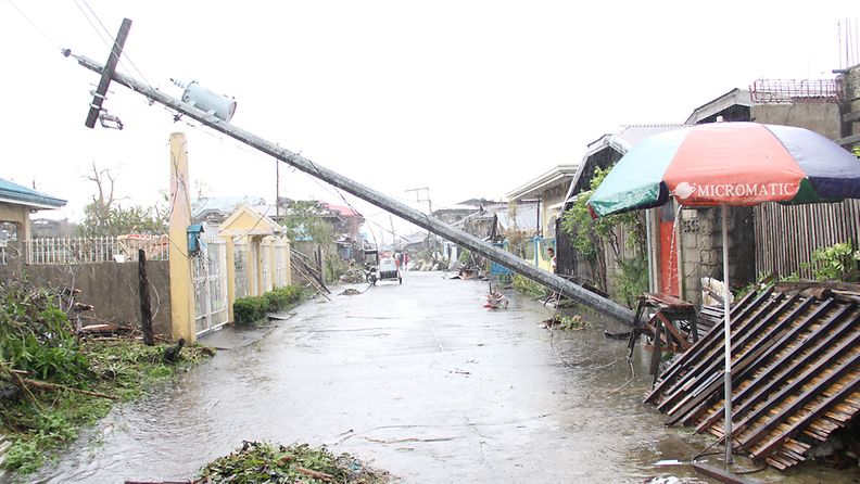 Taifuuni Utor kaatoi muun muassa lyhtypylväitä riehuessaan Filippiineillä 13.8.2013. Kuva: EPA