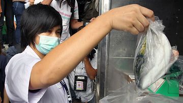 Thaimaan viranomaiset tarkistavat Japanista tuotua ruokaa Bangkokin lentokentällä 16.3.2011 Kuva:EPA