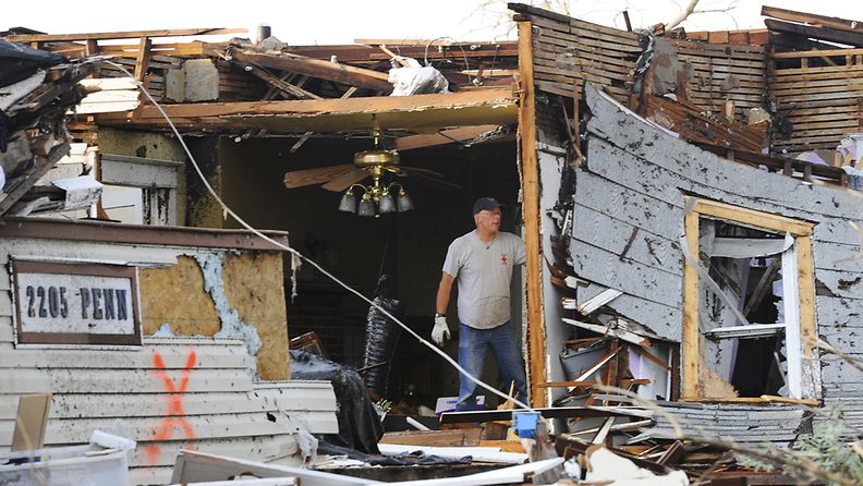 Amerikkalaismies seisoo talonsa raunioissa. Tornado riepotteli Joplinin kaupunkia Missourin osavaltiossa 22.5.2011.