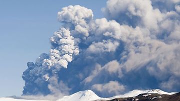 Eyjafjallan tulivuori tupruttaa tuhkasavua 18.4.2010. (EPA)