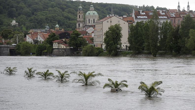 Tulvivan Vltavan-joen jäljiltä Prahassa näytti tänään tältä.