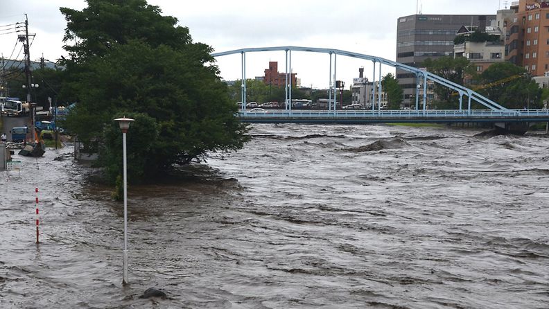 Shirakawa-joki tulvii Ason kaupungissa Kyushun saarella.