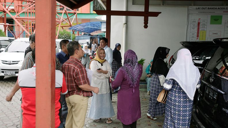 Ihmisiä seisoo pankin ulkopuolella Acehissa maanjäristyksen iskettyä kaupunkiin 2. heinäkuuta 2013.