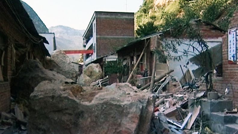 Useat peräkkäiset maanjäristykset aiheuttivat tuhoa Kiinassa.