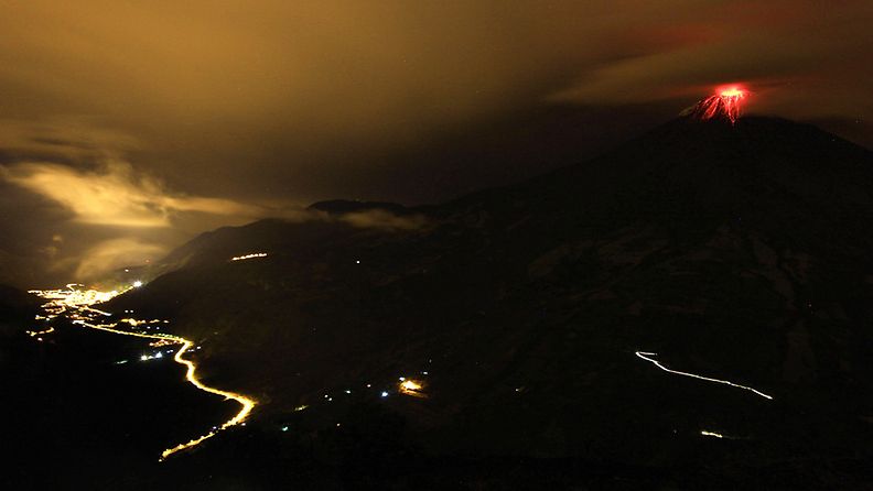  5029-metrinen Tungurahua-vuori on sunnuntaista lähtien sylkenyt ilmoille tuhkaa ja kivenmurikoita, mikä saattaa kieliä tulevasta purkauksesta. 