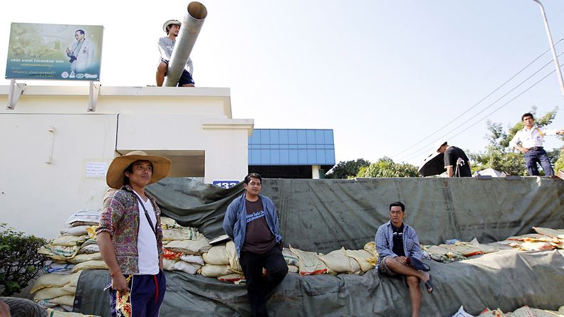 Thai workers rest as they built water barriers to protect a factory from floodwaters at Bangkadi Industrial Park in Pathum Thani province on the outskirts of Bangkok, Thailand, 19 October 2011. 