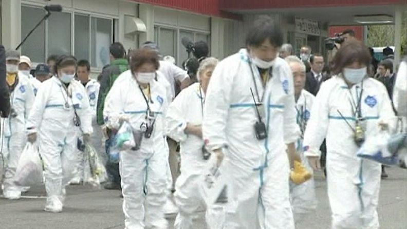 Noin 100 Fukushimasta evakuoitua pääsi käymään kotonaan. 