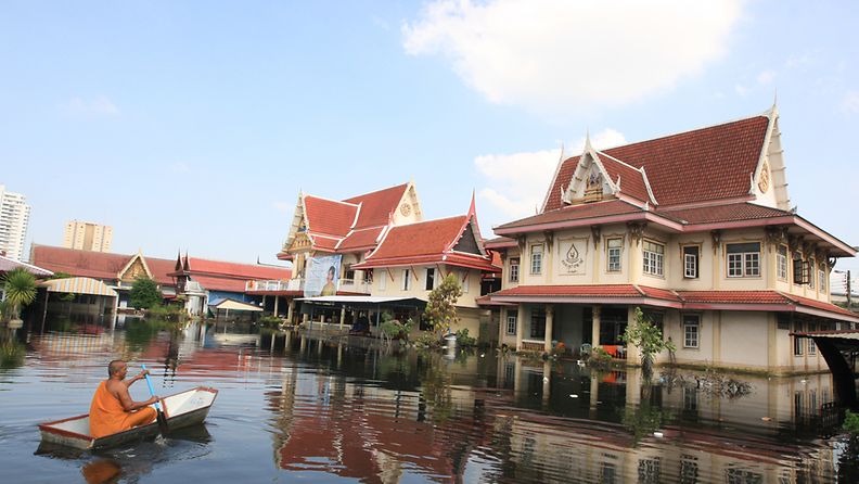 Viranomaisten mukaan 20 prosenttia Bangkokista on jo peittynyt tulvavesien alle.