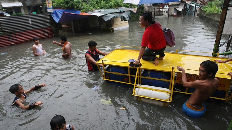 Tuhannet ovat paenneet Filippiineillä myrskyä. Kuva Manilasta 23.6.2011. (EPA)