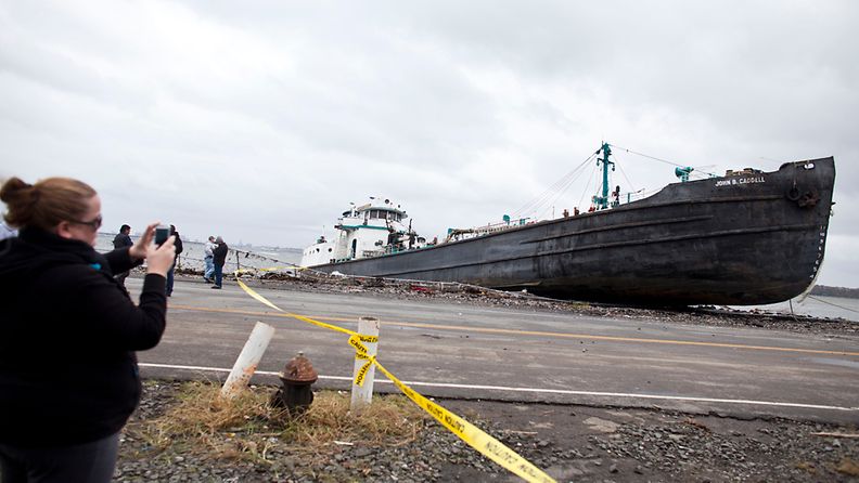 Myrskytuuli nosti 50-metrisen tankkerin rannalle Staten Islandilla, New Yorkissa.