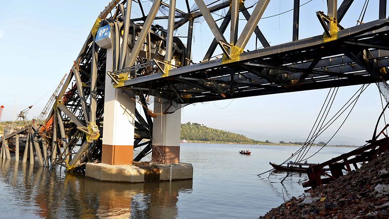 Maanjäristys romahdutti rakenteilla olevan sillan Kyauk Myaungissa Myanmarissa.