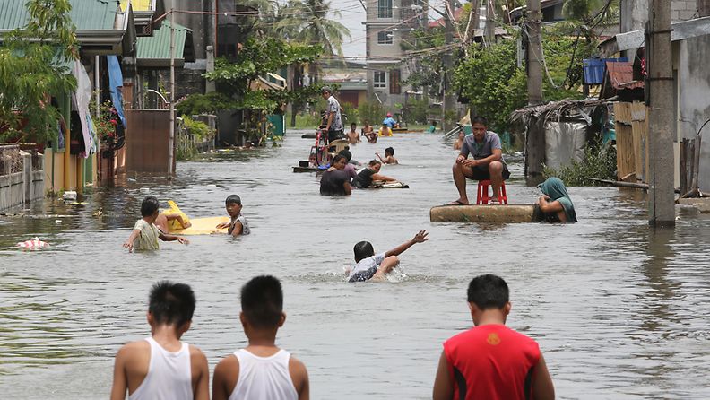 Hirmumyrsky Saola ja sen mukanaan tuomat sateet aiheuttivat suuria tulvia Filippiineillä.
