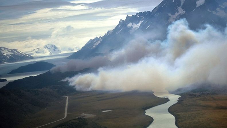 Palo on tuhonnut Patagoniassa, Chilessä, sijaitsevassa Torres del Painen kansallispuistossa jo noin 11000 hehtaaria metsää. (EPA/ONEMI) 