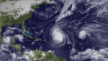 Hurrikaani Karl on ohittanut Jukatanin niemimaan Meksikossa. Satelliittikuvan keskellä on hurrikaani Igor ja oikealla hurrikaani Julia. Kuva: NOAA HANDOUT / EPA 