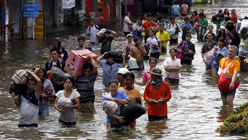 Ihmisiä evakuoidaan tulvan tieltä Thaimaassa 18.10.2011