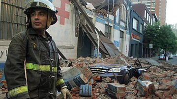 Palomies katselee tuhoja Santiagon kaupungissa. Kuva: Epa