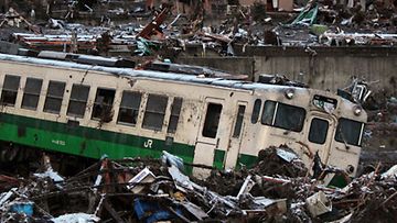 Paikallisjuna ruhjoutui maanjäristyksen ja tsunamin aiheuttamassa maanvyöryssä Miyagin maakunnassa Japanissa 12.3.2011. Kuva: EPA