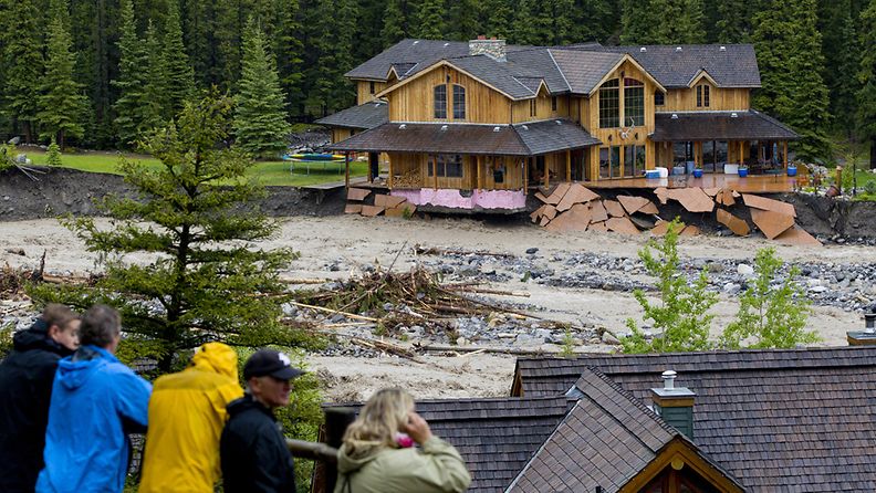 Asukkaat ihmettelivät tulvan tekemiä tuhoja Kanadassa Albertassa 20. kesäkuuta 2013. Alueelle julistettiin hätätila tulvavesien takia.