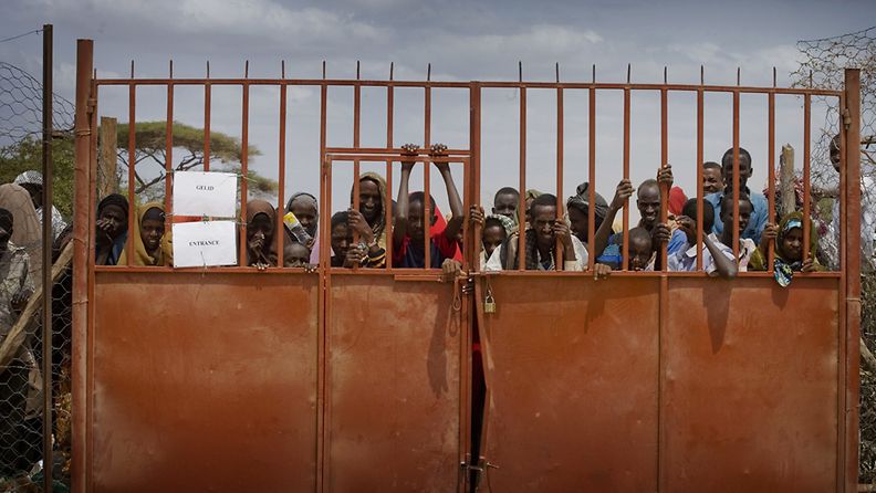Ihmiset jonottivat Dagahaleyn pakolaisleirin porteilla päästäkseen rekisteröitymään leirille 7.7.2011. Dagahaleyn leiri muodostaa kolmasosan Dadaabin pakolaisleiristä. (EPA)